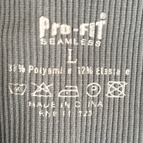 Cropped Tank Top 2 Pack (Pro-Fit Seamless) Worn few times, in great condition! - Picture 5 of 6